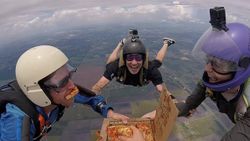 ABD’de paraşütçüler, 4 bin 267 metre yüksekte pizza yedi