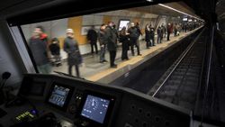 İstanbul metrosunda elektrik telleri havai fişek gibi patladı