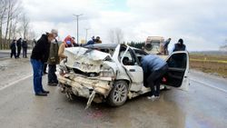 Sakarya’da iki araç çarpıştı, yol savaş alanına döndü