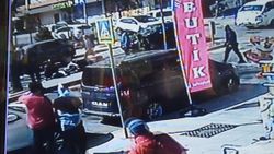 Ataşehir’de moto kurye yolun karşısına geçmeye çalışan kadına çarptı