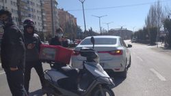 Eskişehir’de dalgın motorlu kurye kazaya neden oldu
