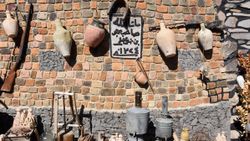 Kayserili fırıncı, evinin bahçesini sanat galerisine çevirdi