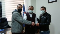 Çorum’da otoparkta bulduğu 7 bin 185 lirayı sahibine teslim etti
