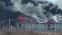 Ukrayna’da göçmenlerin kaldığı sitede korkutan yangın