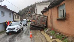 Bursa'da tır önce elektrik direğini sonra eve çarptı
