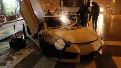 Ankara'da lüks otomobil kar küreme aracı ile motosiklete çarptı