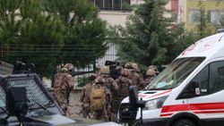 Diyarbakır'da evde alıkonulanları kurtarma operasyonu: 2 yaralı