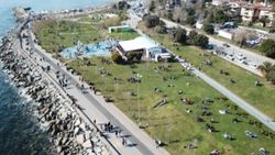 Kadıköy Caddebostan Sahili'nde dikkat çeken kalabalık