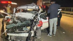 Bursa’da araç tırın altına girip demirlere saplandı