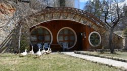 Sivas'taki 'Hobbit Evleri'nde kış ve bahar bir arada