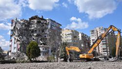 İzmir'deki depremzedelerin başı hırsızlarla dertte
