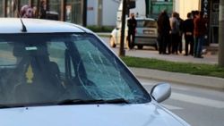 Sakarya’da bir genç kendini arabaların üzerine attı