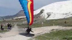 Denizli'de paramotorla uçan kişinin yere çakıldığı an