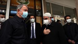 Hulusi Akar Şırnak'ta esnafı ziyaret etti