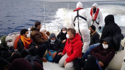 Yunanlılar lastik bota bindirip geri itti