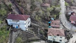 Zonguldak'ta heyelan anı görüntülendi