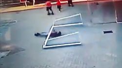 Adana'da maç yaparken asıldığı kale direğinin altında kaldı