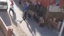 Antalya’da komşuların taşlı sopalı kavgası