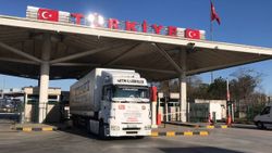 Vakıflar Genel Müdürlüğü'nün yardım tırları Balkanlara doğru yolu çıktı