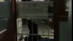 Adana'da yerde tekmelediği kadını dakikalarca darbetti
