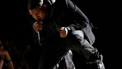 Kanye West’in sahnede giydiği spor ayakkabı açık artırmaya çıkarıldı