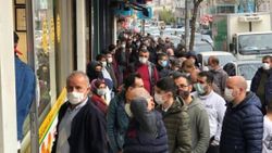 Esenler'de sosyal mesafesiz baklava kuyruğu
