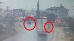 Bursa'da kontrolden çıkan tır motosiklet ile traktöre çarptı