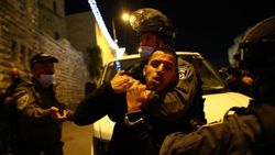 Kudüs'te İsrail polisi teravih namazından çıkan Filistinlilere müdahale etti