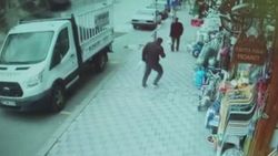 Erzurum'da otomobil sürücüsü, fırtınadan uçan çatıdan kıl payı kurtuldu