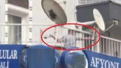 İzmir’de kavga ettiği esnafa balkondan balta fırlattı