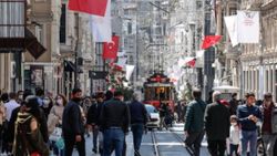 Taksim ve İstiklal Caddesi'nde yoğun kalabalık