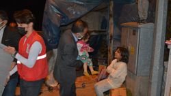 Hakkari’de sokakta kalan aileye Kızılay ve valilik yardım etti