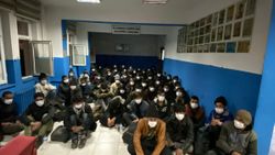 Bitlis’te 15 kişilik minibüsten 68 düzensiz göçmen çıktı