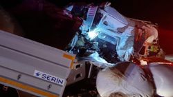 Afyonkarahisar'da tır ile beton mikseri kafa kafaya çarpıştı