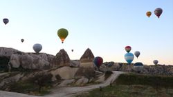 Kapadokya'da balonlar Türk bayrakları ve Atatürk posteri ile uçtu