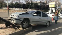 Elazığ’da kaza: Yön tabelasına çarparak durabildi
