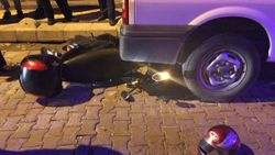 Bahçelievler’de motosiklet minibüsün altına girdi