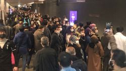 İstanbul'da toplu taşıma araçları ve duraklarda yoğunluk