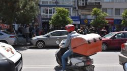 İzmir'de motosikletli kuryeler yaşadıkları zorlukları anlattı