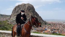 Afyonkarahisar'da kapanma öncesi atıyla şehir turuna çıktı