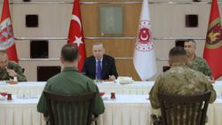 Cumhurbaşkanı Erdoğan askerlerle iftar yaptı
