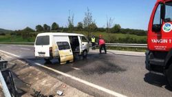 Sakarya'da minibüs bariyerlere çarptı