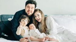 Berfu-Eser Yenenler çiftinden aile fotoğrafı