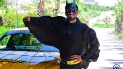 Mersin'de bir taksici Batman kostümüyle hizmet veriyor