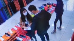 Kocaeli’de ayakkabı hırsızları kamerada