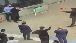 Van'da husumetlisini vurmak isteyen kişinin elinden silahını başhekim aldı