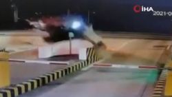 Çin’de gişelere çarpan araç havada takla attı