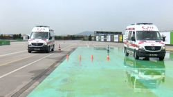 Ambulans şoförleri Formula 1 pistinde eğitimde