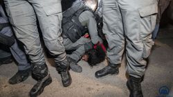 İsrail polisinden Filistinli gence acımasız gözaltı