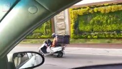 Bayrampaşa'da ayaklarıyla motosiklet süren kurye